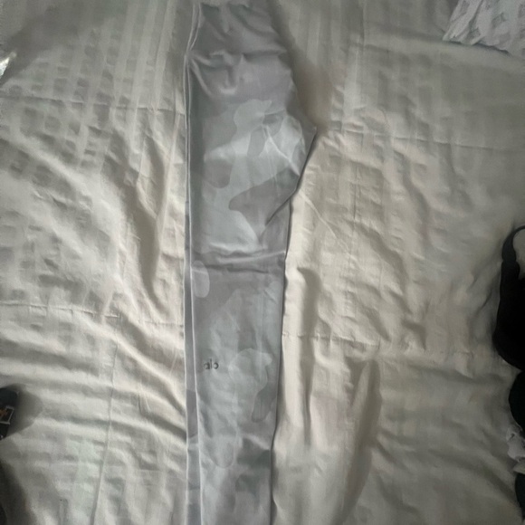 Alo Yoga High-Waist Leggings – Light Camo Gray – Size XS - Picture 4 of 7